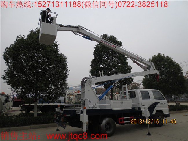 江鈴14米升降車(chē)(國(guó)五)采用江鈴新順達(dá)國(guó)五底盤(pán)加裝上裝部分而成;液壓式三節(jié)折疊臂,最大作業(yè)高度14米,作業(yè)輻度5.7米; 采用國(guó)產(chǎn)、進(jìn)口換向閥及液壓油缸,換向平穩(wěn),操作靈活方便;隨車(chē)安裝四個(gè)液壓支腿,以保證整車(chē)在操作時(shí)的穩(wěn)定性與安全性;支腿與工作臂互鎖,安全可靠,防止誤操作過(guò)位.