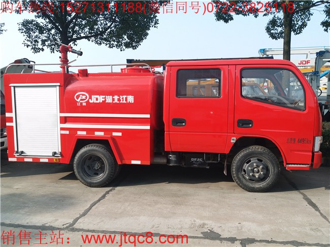 雙排2噸小型消防車(國五)采用東風凱普特雙排駕駛室底盤改裝而成,該車又稱簡易消防車,微型消防車,消防灑水車,車輛設計精巧,外型美觀,線條流暢,整體式框架結構;機動性能強,環(huán)保性能好,人性化設計,器材布置合理,取用方便; 專用部分由液罐、泵室、器材箱、動力輸出及傳動系統(tǒng)、管路系統(tǒng)、電氣系統(tǒng)組成;