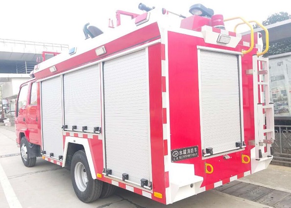 五十鈴水罐消防車(chē)(2-2.5T)罐體總?cè)莘e為2噸-2.5噸,底盤(pán)采用五十鈴鈴二類(lèi)底盤(pán)QL1070A6HWY