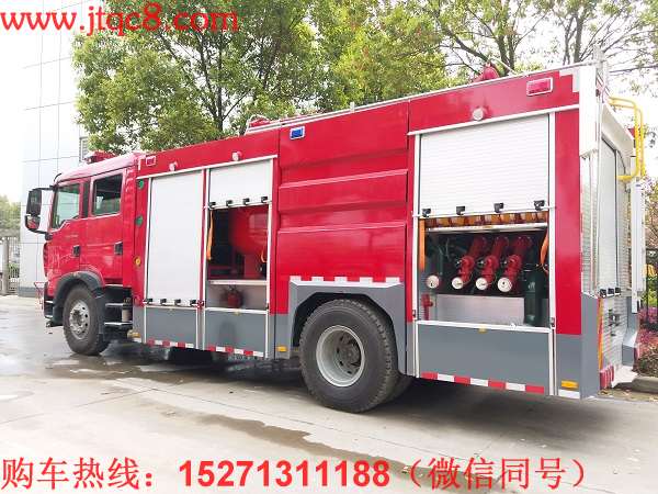重汽豪沃干粉水聯(lián)用消防車該車設(shè)有一個(gè)干粉罐加一個(gè)水罐,罐頂端安裝一門干粉炮和一門水泡,干粉系統(tǒng)包含一個(gè)干粉卷盤,一個(gè)氮?dú)馄考埽ㄑb有6個(gè)40升的鋼瓶,其中3個(gè)為備用氮?dú)馄浚┖鸵惶坠苈废到y(tǒng)。
